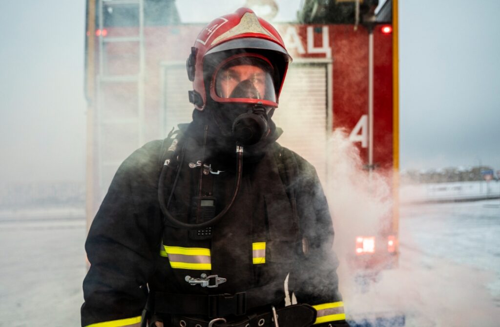 Interwencja straży pożarnej związana z zadymieniem w budynku mieszkalnym
