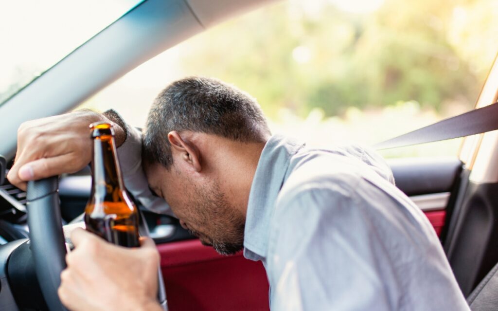 48-latek z czterema zakazami jazdy i listem gończym złapany za kierownicą z ponad 3 promilami alkoholu