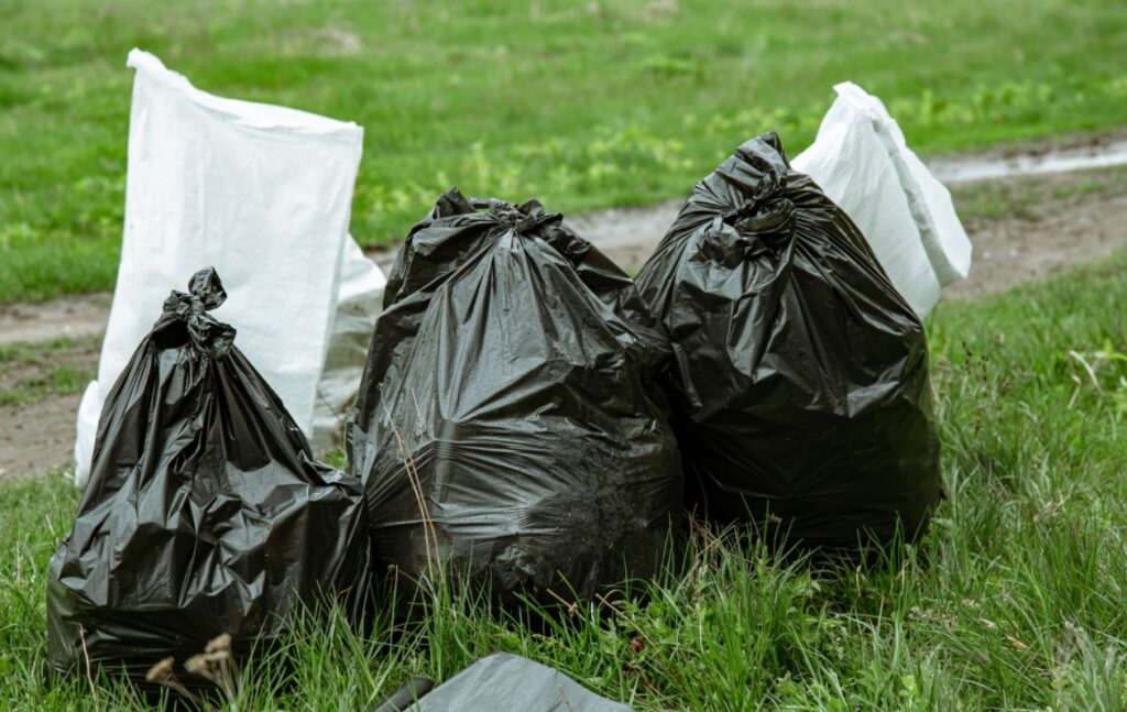Problem podrzucania wielkogabarytowych odpadów na osiedlach w Kłodzku – Straż Miejska wprowadza sankcje