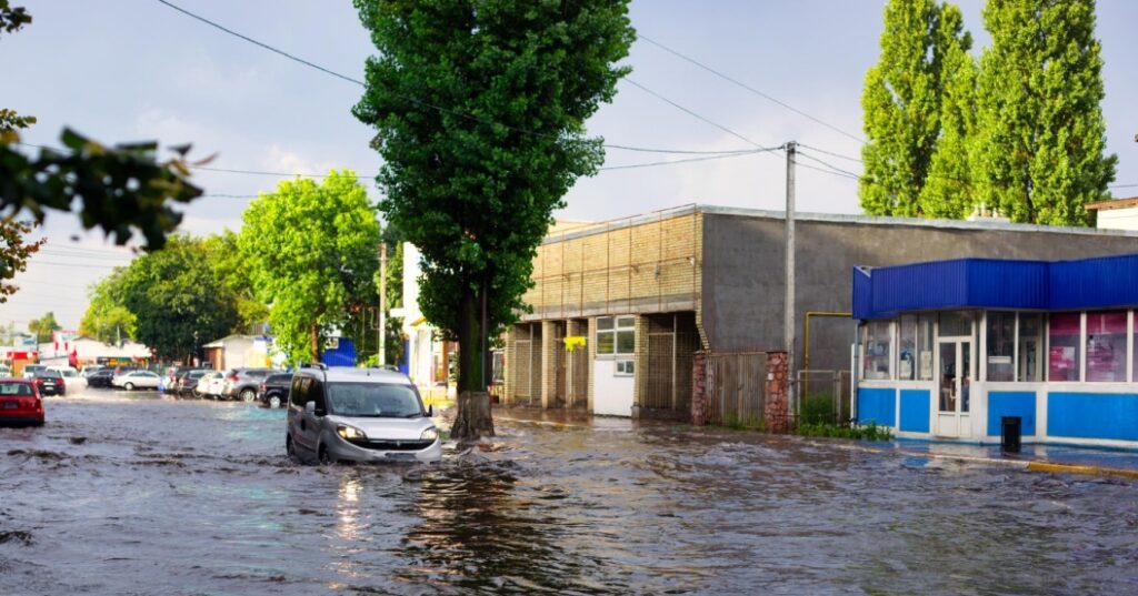 Kłodzko walczy ze skutkami powodzi: zbiera się do usunięcia 1,5 mln kg śmieci