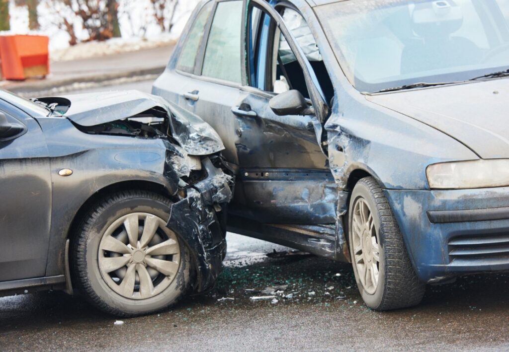 Wypadek drogowy na trasie między Bierkowicami a Łączną: Ciężarówka przewróciła się na bok